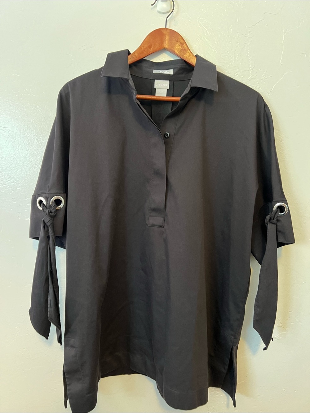 Chico's Black Grommet Tie-Sleeve Blouse Top Women’s Size 2.5 Chic Stretch